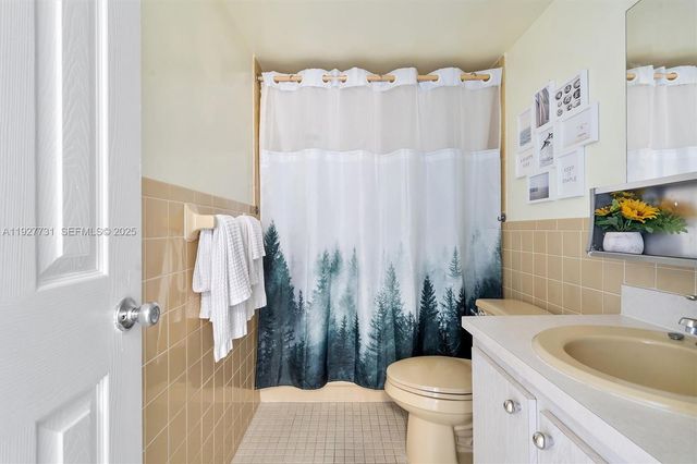 324 SE 10th St 203, Dania Beach, FL 33004