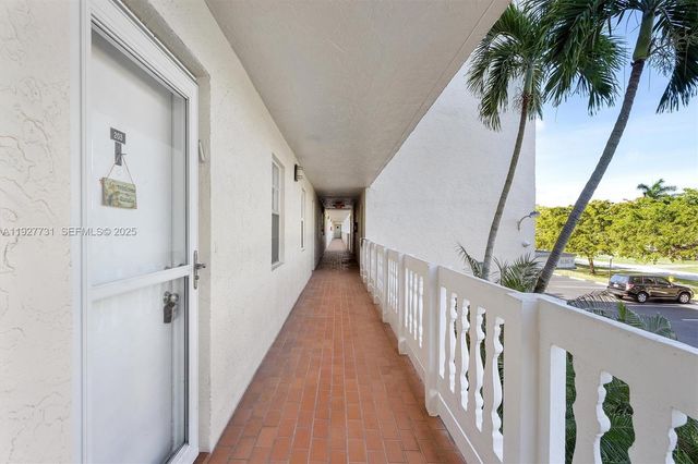 324 SE 10th St 203, Dania Beach, FL 33004