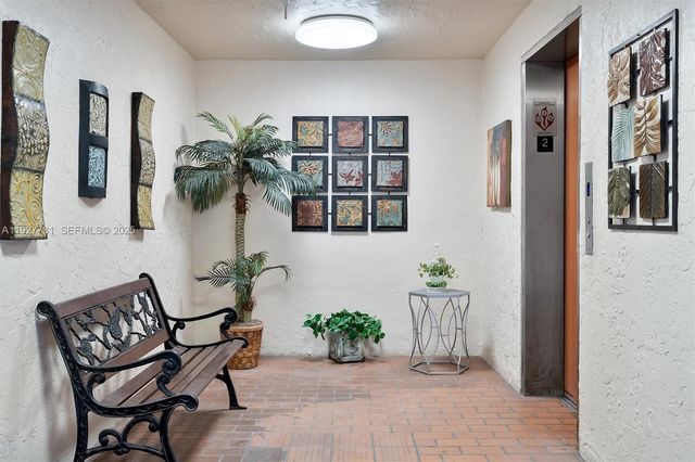 324 SE 10th St 203, Dania Beach, FL 33004