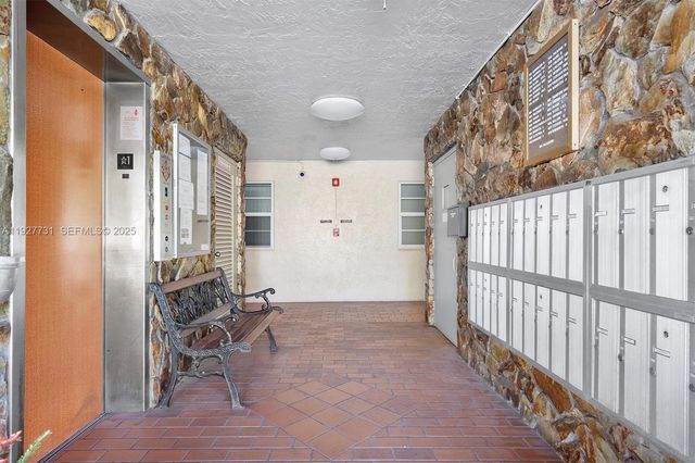 324 SE 10th St 203, Dania Beach, FL 33004