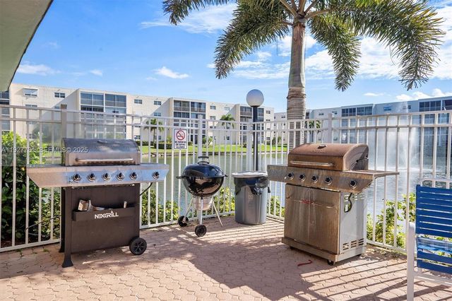 324 SE 10th St 203, Dania Beach, FL 33004