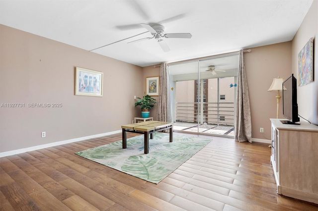 324 SE 10th St 203, Dania Beach, FL 33004