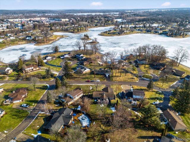 9474 Steephollow Drive, White Lake Charter Township, MI 48386