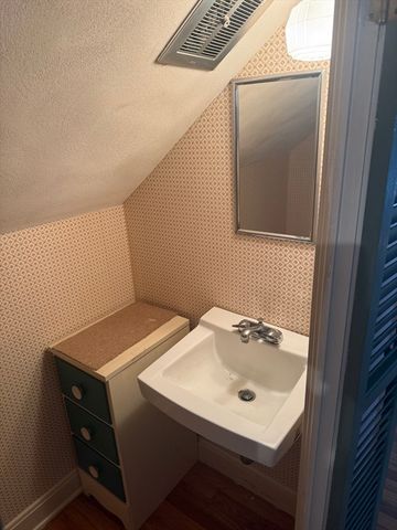 1030 South East Street, Amherst, MA 01002