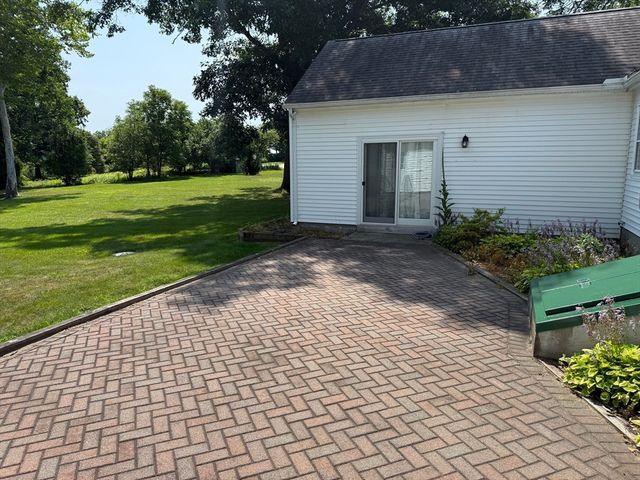 1030 South East Street, Amherst, MA 01002