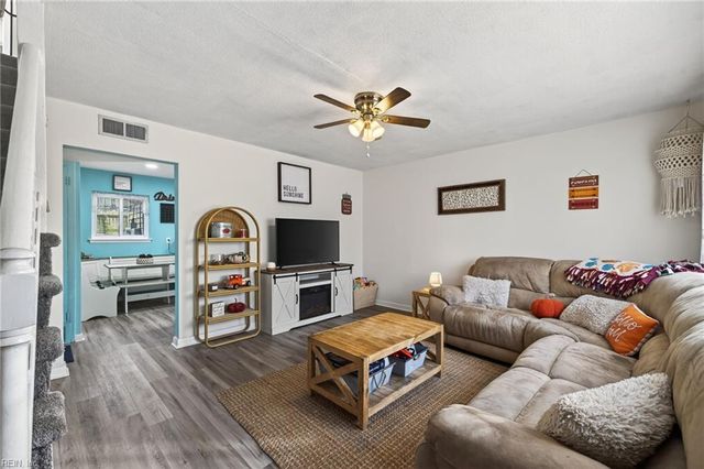 408 Coconut LN, Virginia Beach, VA 23452