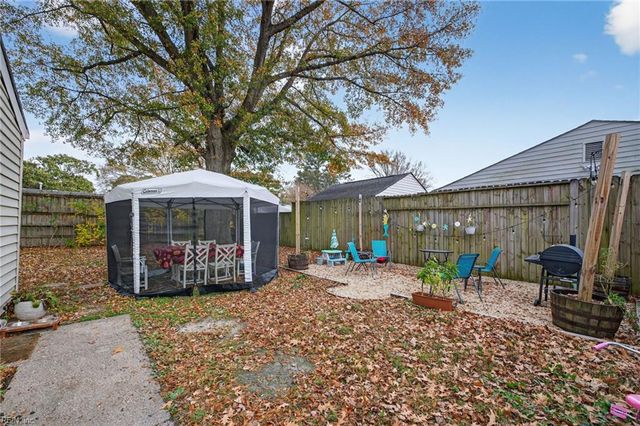 408 Coconut LN, Virginia Beach, VA 23452