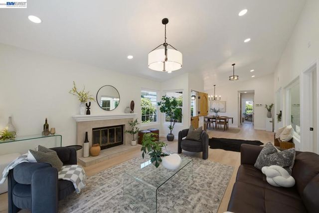 135 Avington Rd, Alameda, CA 94502