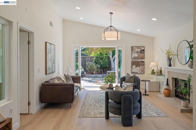135 Avington Rd, Alameda, CA 94502