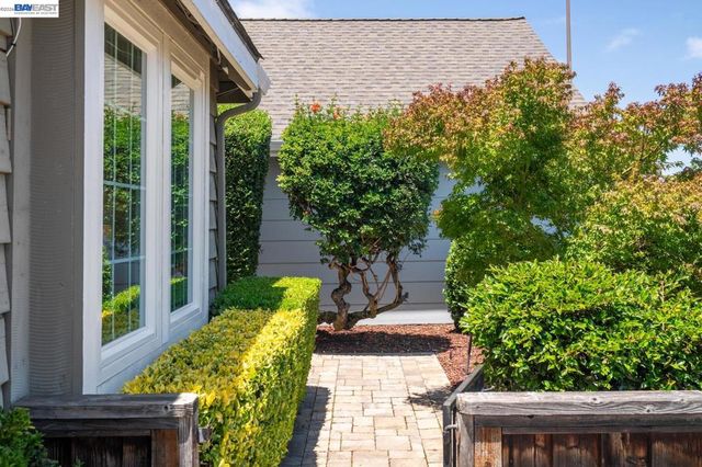 135 Avington Rd, Alameda, CA 94502