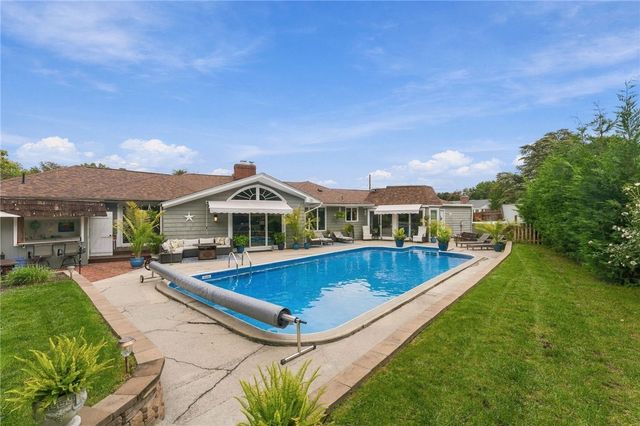 21 Lawnacre Drive, Cranston, RI 02920