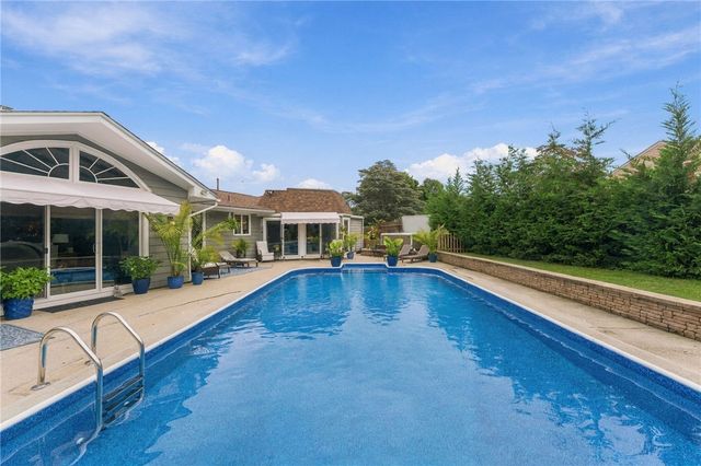 21 Lawnacre Drive, Cranston, RI 02920