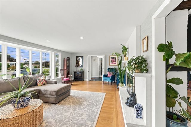 21 Lawnacre Drive, Cranston, RI 02920