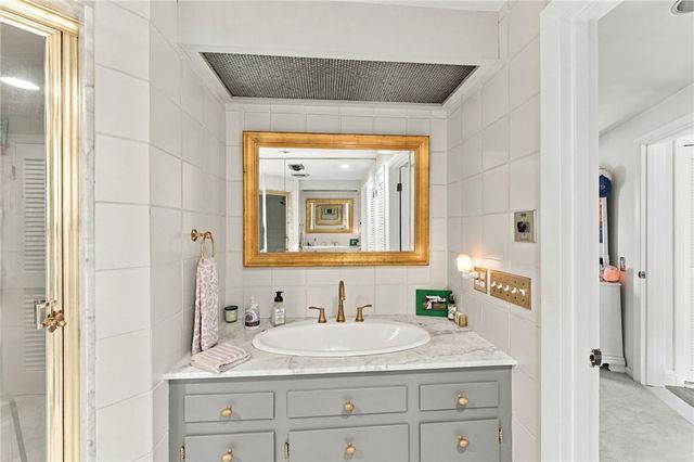 21 Lawnacre Drive, Cranston, RI 02920