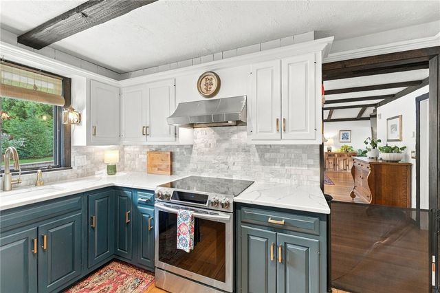 21 Lawnacre Drive, Cranston, RI 02920
