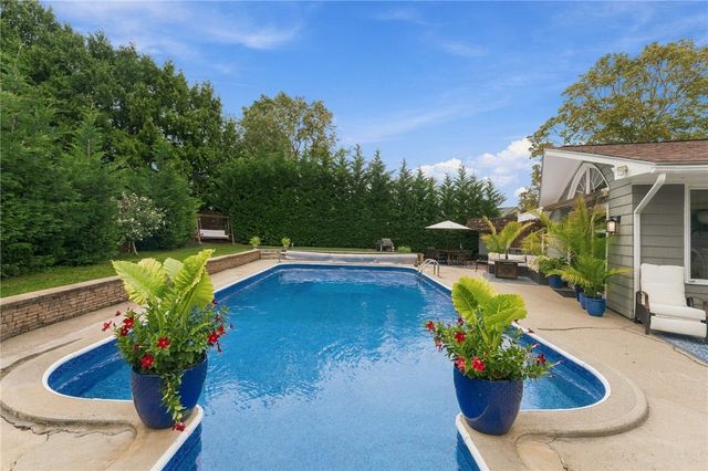 21 Lawnacre Drive, Cranston, RI 02920