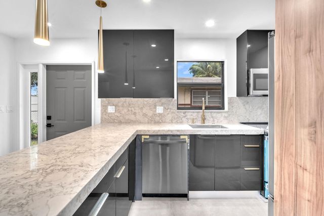 2460 SW 58th Manor 1-2, Dania Beach, FL 33312