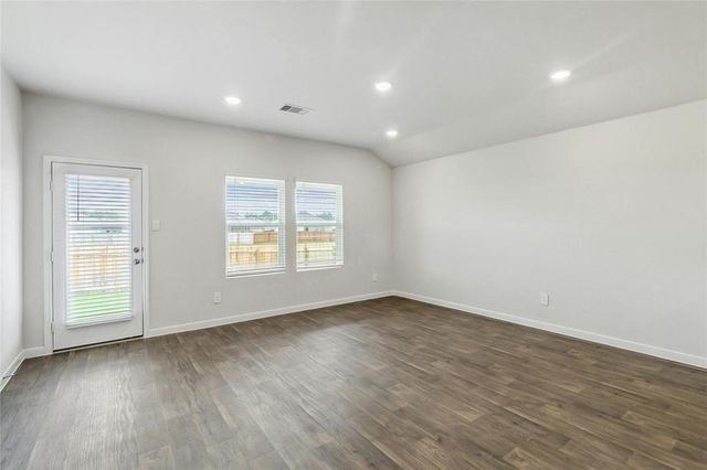 326 Darwin PL, Lockhart, TX 78644
