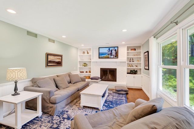 7113 Farmington Way, Madison, WI 53717