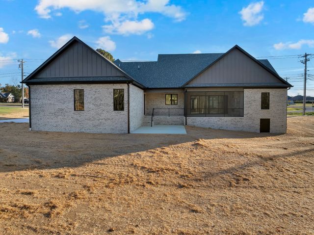 2108 Country Club Dr, Tullahoma, TN 37388