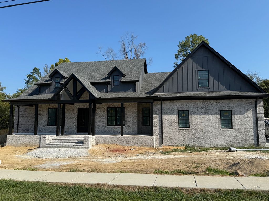 2108 Country Club Dr, Tullahoma, TN 37388