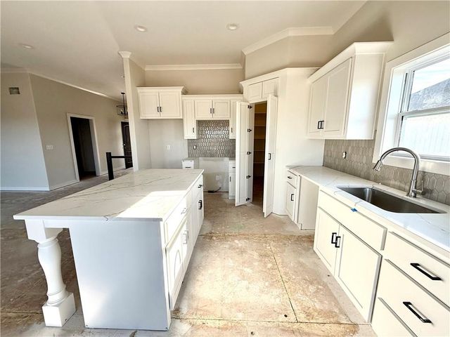 9810 N Laurel Avenue, Kansas City, MO 64157