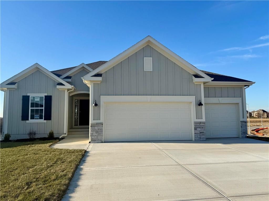 9810 N Laurel Avenue, Kansas City, MO 64157