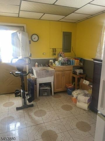 84 E Laurel St, Woodbridge Twp., NJ 07064