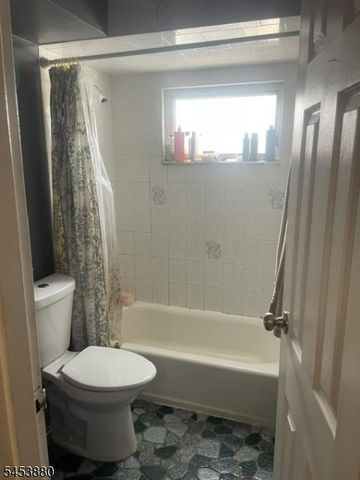84 E Laurel St, Woodbridge Twp., NJ 07064