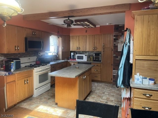 84 E Laurel St, Woodbridge Twp., NJ 07064