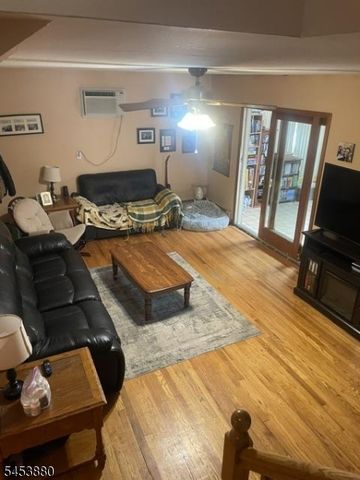84 E Laurel St, Woodbridge Twp., NJ 07064