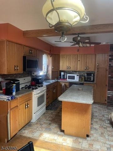 84 E Laurel St, Woodbridge Twp., NJ 07064