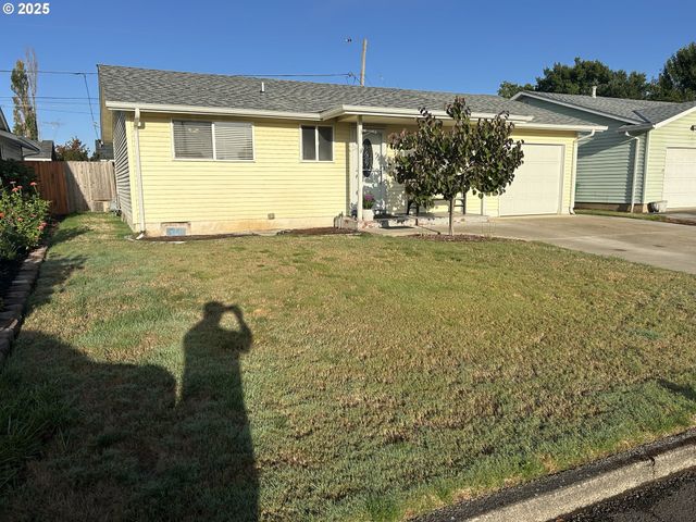 1753 JANSEN Way, Woodburn, OR 97071