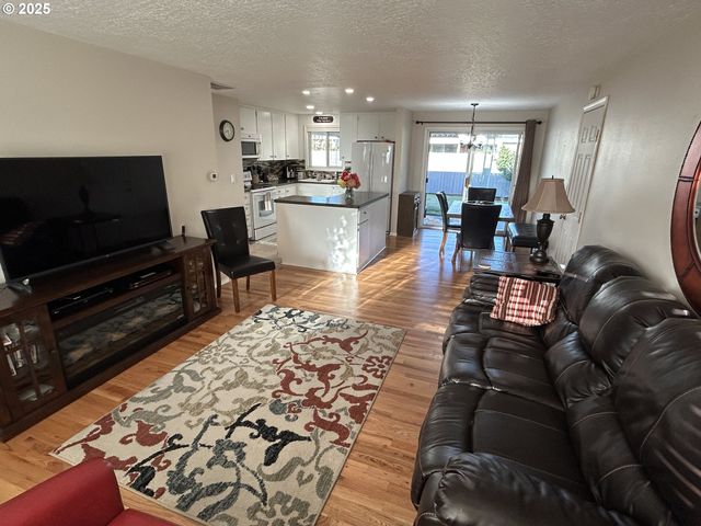 1753 JANSEN Way, Woodburn, OR 97071