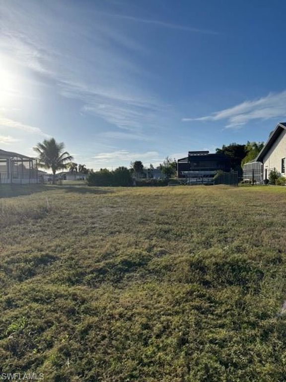 Image 4 of property listing at 126 SW 38th PL, Cape Coral, FL 33991