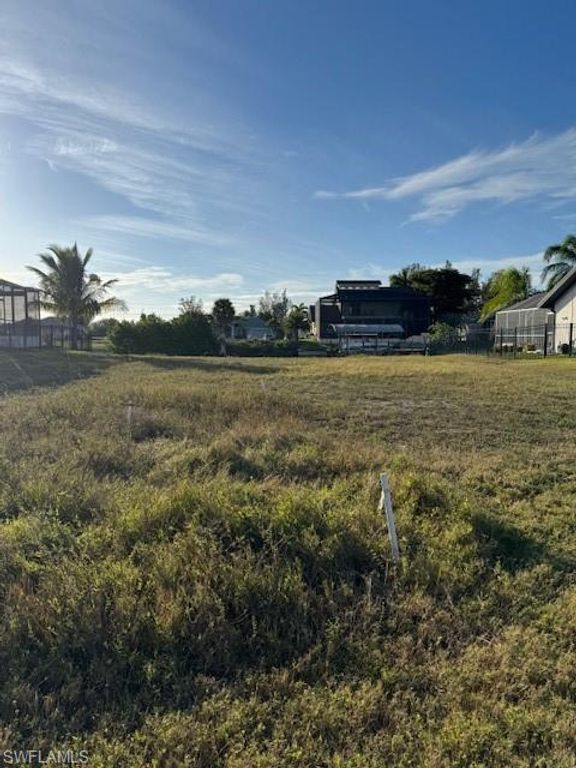 Image 7 of property listing at 126 SW 38th PL, Cape Coral, FL 33991