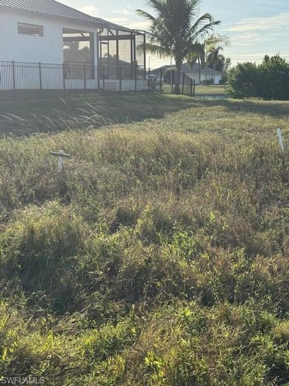 Image 8 of property listing at 126 SW 38th PL, Cape Coral, FL 33991