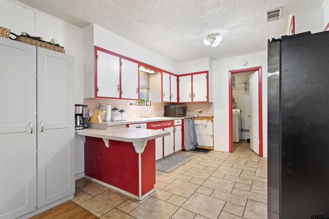 208 Dancer Dr, Longview, TX 75604