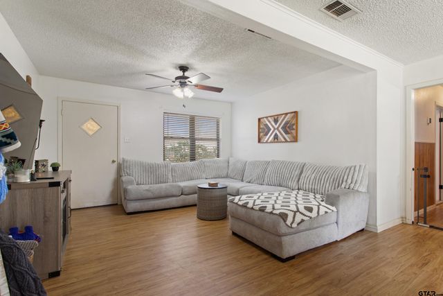 208 Dancer Dr, Longview, TX 75604