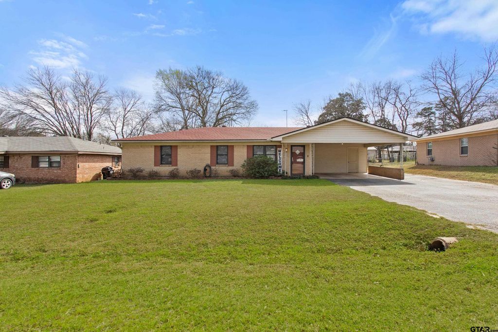 208 Dancer Dr, Longview, TX 75604