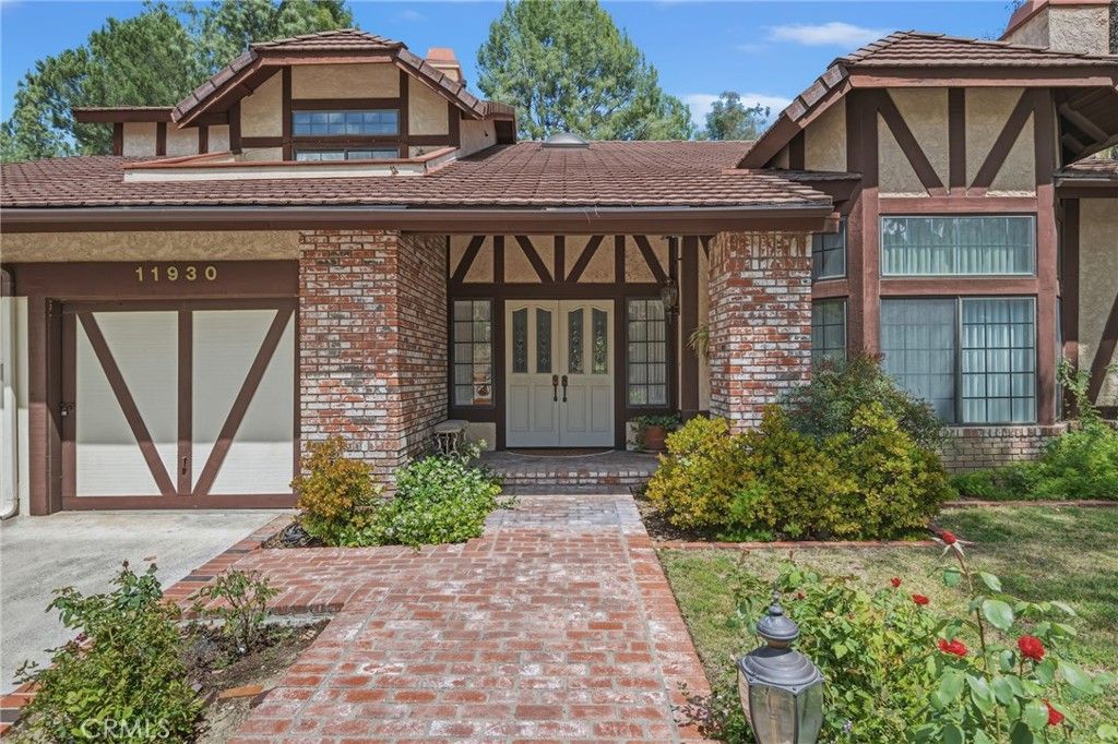 Image 5 of property listing at 11930 Shoshone, Granada Hills, CA 91344