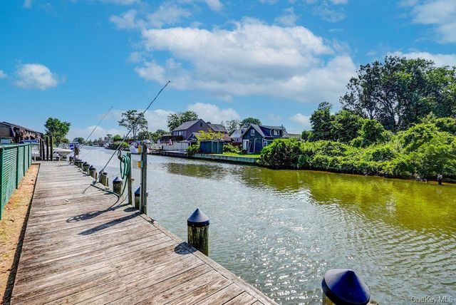 228 Mariners Way, Copiague, NY 11726