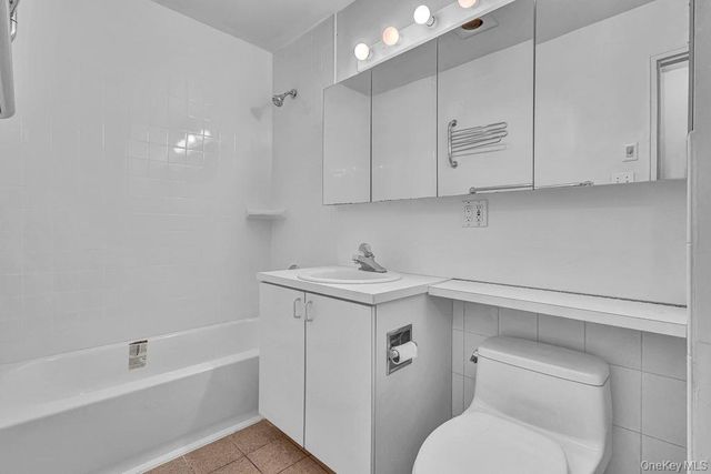 228 Mariners Way, Copiague, NY 11726