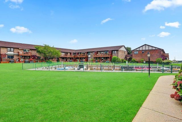 228 Mariners Way, Copiague, NY 11726