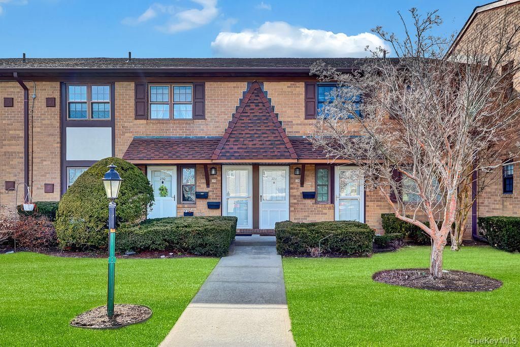 228 Mariners Way, Copiague, NY 11726