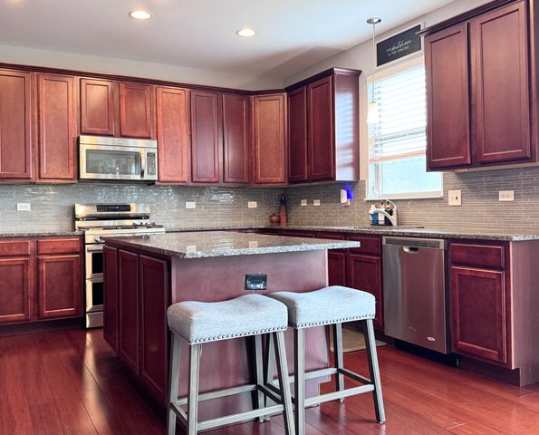 21010 Lakewoods Lane, Shorewood, IL 60404