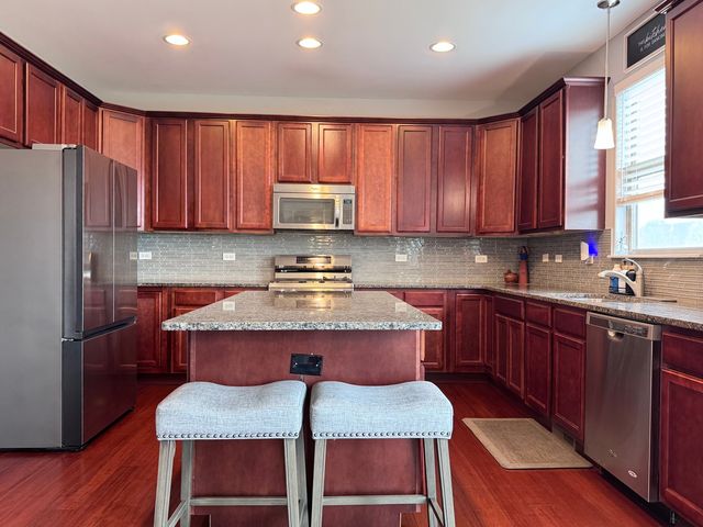 21010 Lakewoods Lane, Shorewood, IL 60404