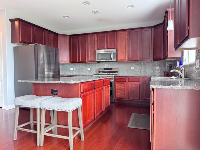 21010 Lakewoods Lane, Shorewood, IL 60404