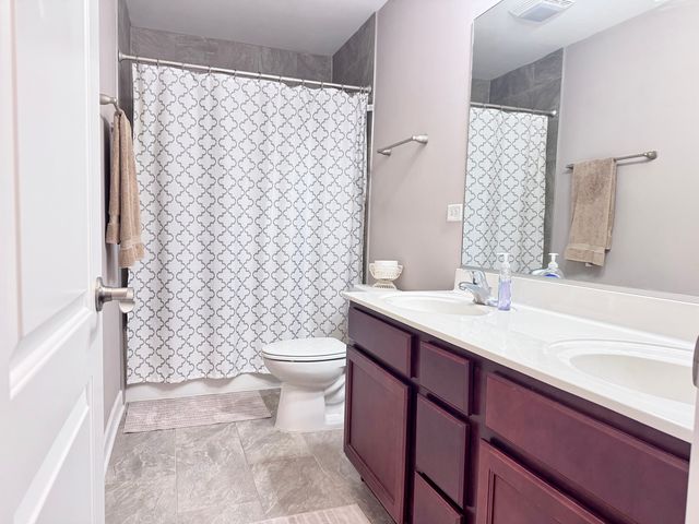 21010 Lakewoods Lane, Shorewood, IL 60404