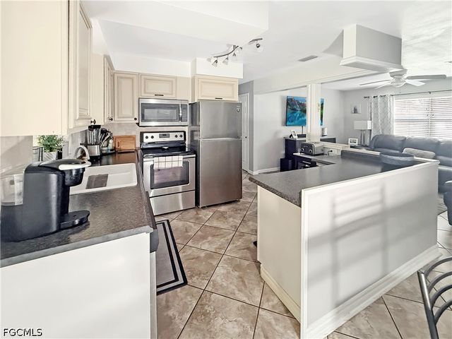 536 SE 26th TER, Cape Coral, FL 33904
